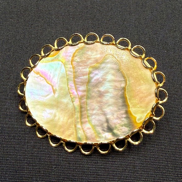 unbranded Jewelry - Vintage Gold Tone Oval Mother of Pearl Shell Wire Loop Border Brooch Pin 80s